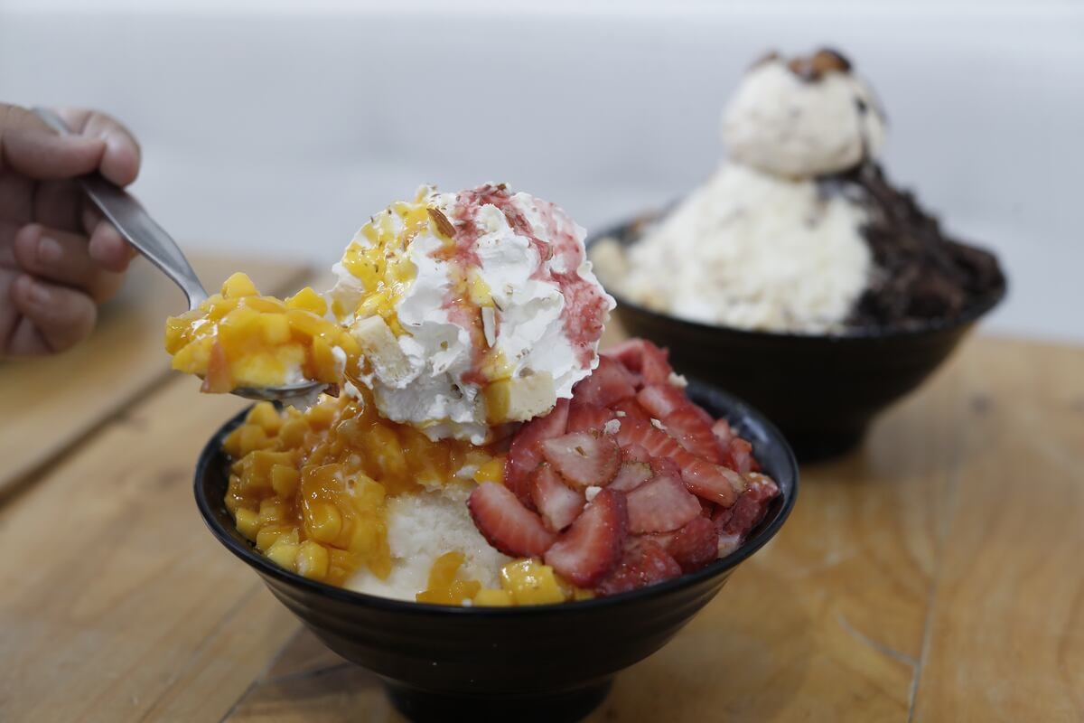 Disfruta del postre helado más popular de Corea del Sur con esta receta sencilla, ideal para los días calurosos. Solo necesitas leche, frutas y un toque dulce para lograr una textura tipo nieve que encantará a todos.