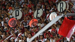 Hinchas peruanos sorprendieron a la selección con "banderazo" previo al partido con Francia (VIDEO)