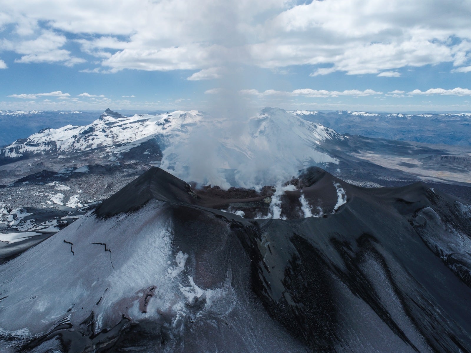 Emisión de cenizas y gases en el volcán Sabancaya vuelve a generar alerta naranja este jueves 29 de enero. Foto: IGP.