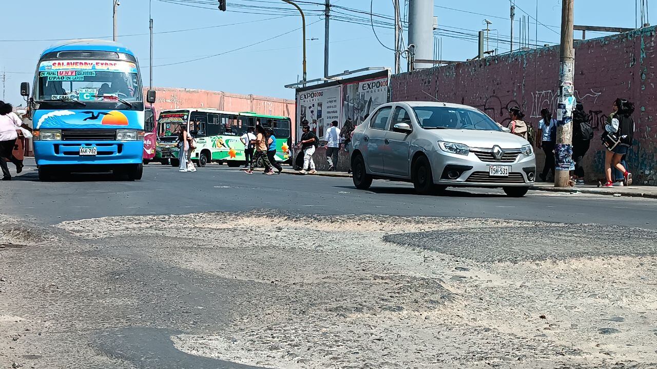 Pistas destrozadas cerca al Centro Histórico de Trujillo.