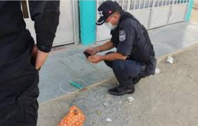 Maleantes exigen una cuantiosa suma de dinero a los propietarios del inmueble para dejarlos vivir en paz.