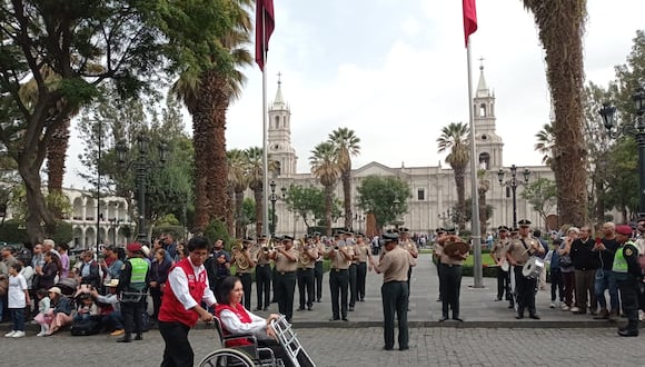 Diversas instituciones en el desfile dominical en la Plaza de Armas de Arequipa. (Foto: Yorch Huamaní)