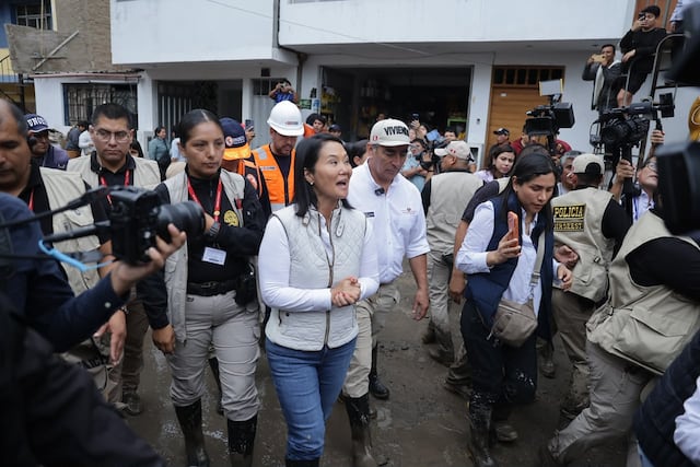 Keiko Fujimori inspecciona zonas afectadas por lluvias en Villa María del Triunfo