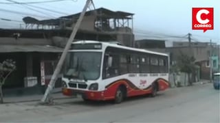 Poste de telefonía a punto de caer tras choque de bus en Villa María del Triunfo