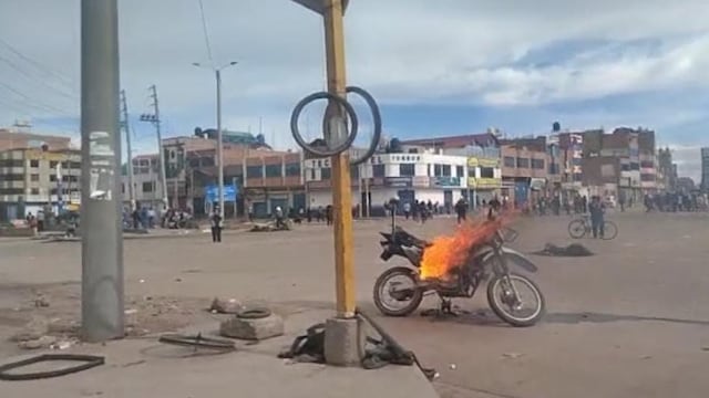 Juliaca: queman moto de policía durante manifestaciones