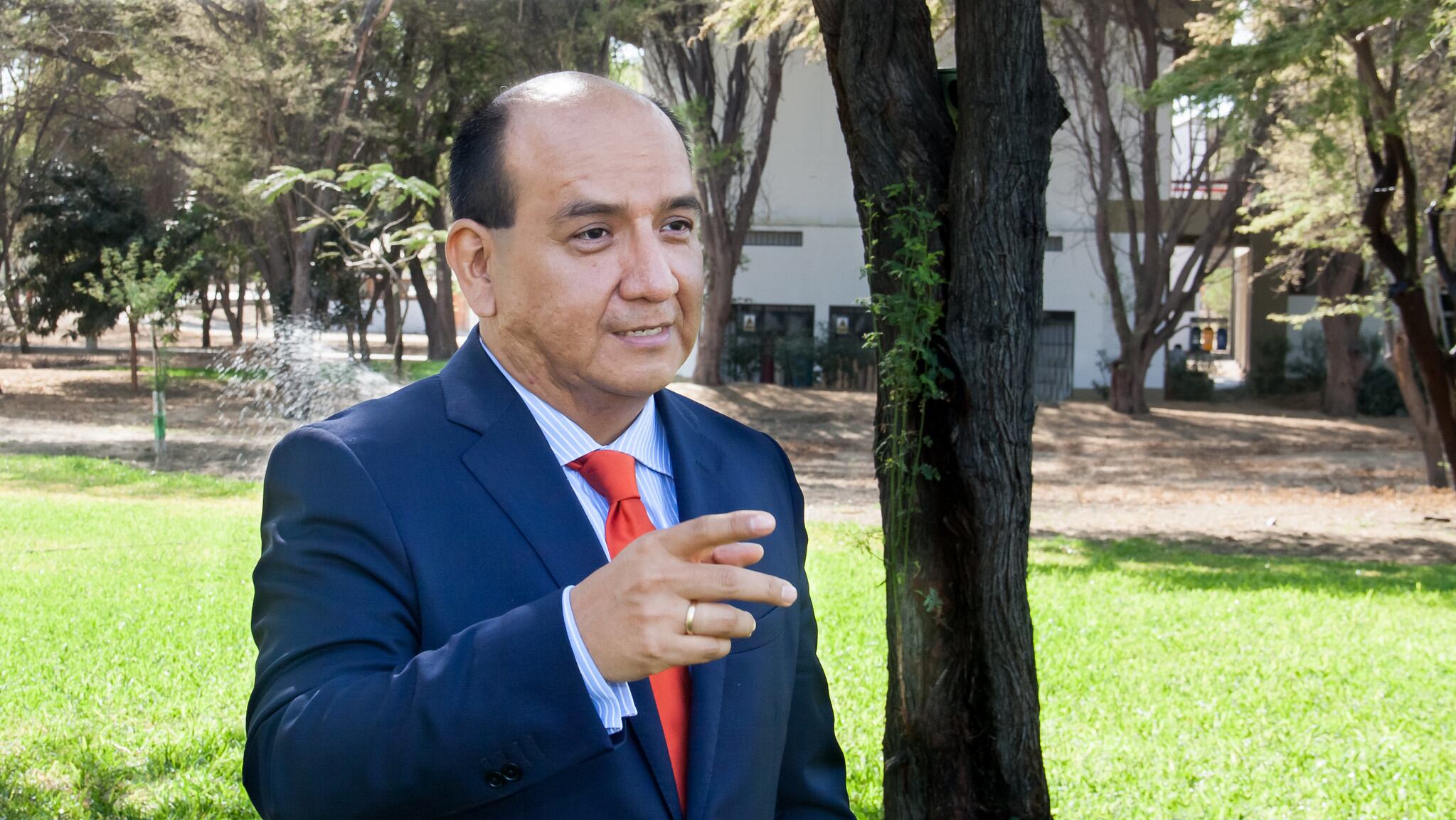 El constitucionalista asegura que la Carta Magna no regula que un presidente salga del territorio cuando no existan vicepresidentes y eso no significa que esté prohibido.