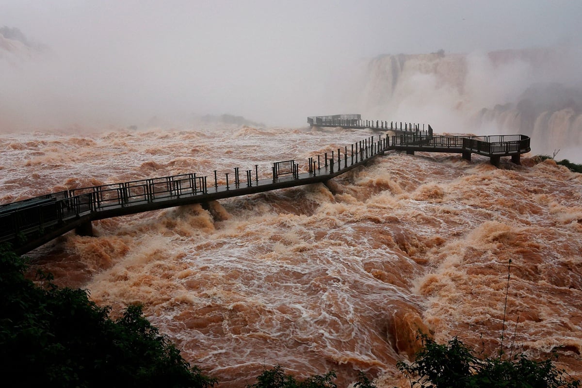 Fenómeno de El Niño: Intensas lluvias desbordan ríos en Argentina y cierran pasos fronterizos