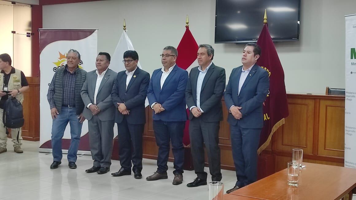 Gobernador Rohel Sánchez junto a autoridades locales. Foto: Nelly Hancco/GEC.