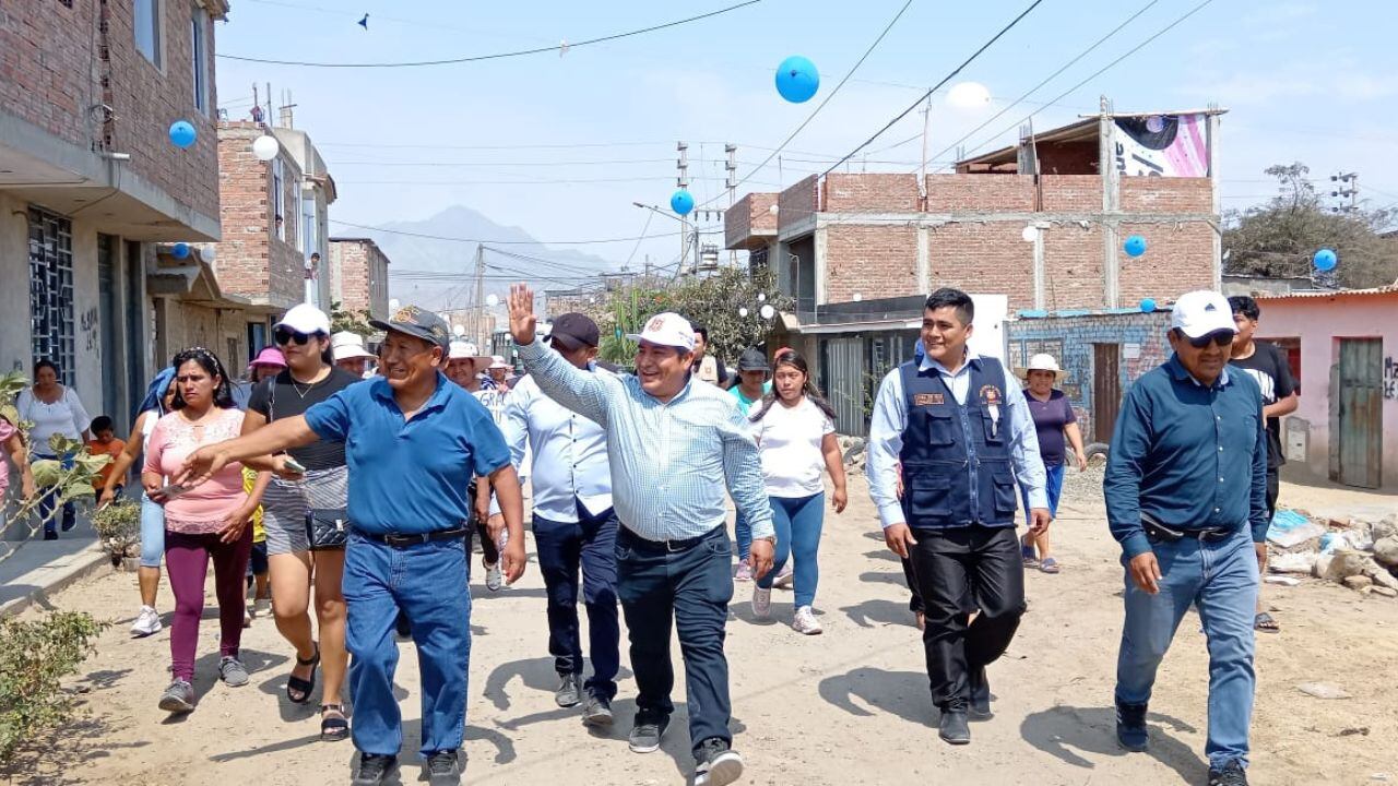 Alcalde de El Porvenir, Juan Carranza, realizó la entrega de certificados posesión a los pobladores de la avenida San Valentín.
