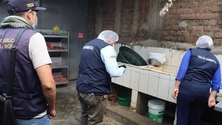 Hallan cucarachas y heces de roedores en conocida pollería en Huánuco