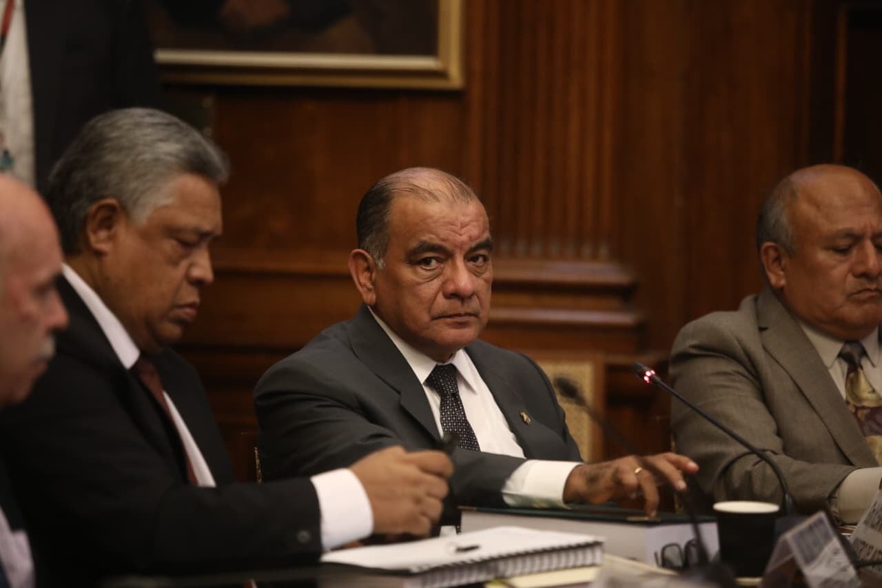Ministro del Interior critica al sistema de justicia y respalda los estados de emergencia