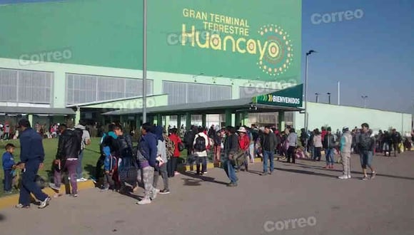 Pasajeros toman Terminal Terrestre Huancayo por alza en precios de pasajes (FOTOS)