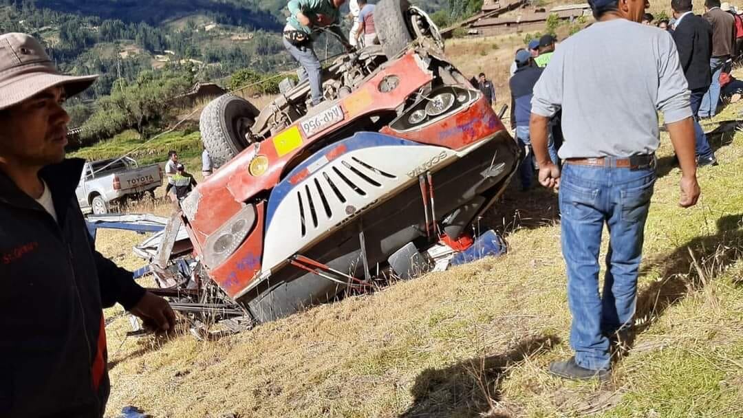 Pobladores de la zona apoyaron a los accidentados.