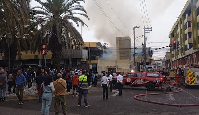 Llamas afectaron zona conocida como La Rampa frente a la avenida Bolognesi. (Foto: Difusión)