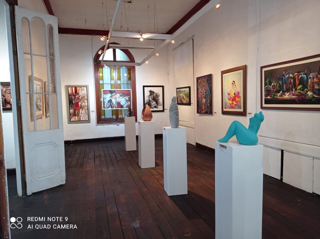 Se exhiben y venden 80 pinturas y 20 piezas de escultura y cerámica en la ESFAP. (Foto: Difusión)