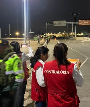 Personal de la Contraloría General en la línea de frontera con Chile