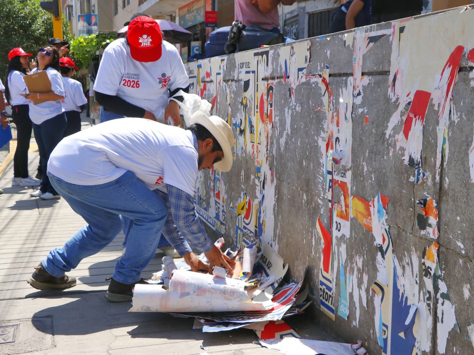 Retiran 28 piezas de propaganda electoral en José Luis Bustamante y Rivero, en Arequipa. Foto: José Luis Bustamante y Rivero.