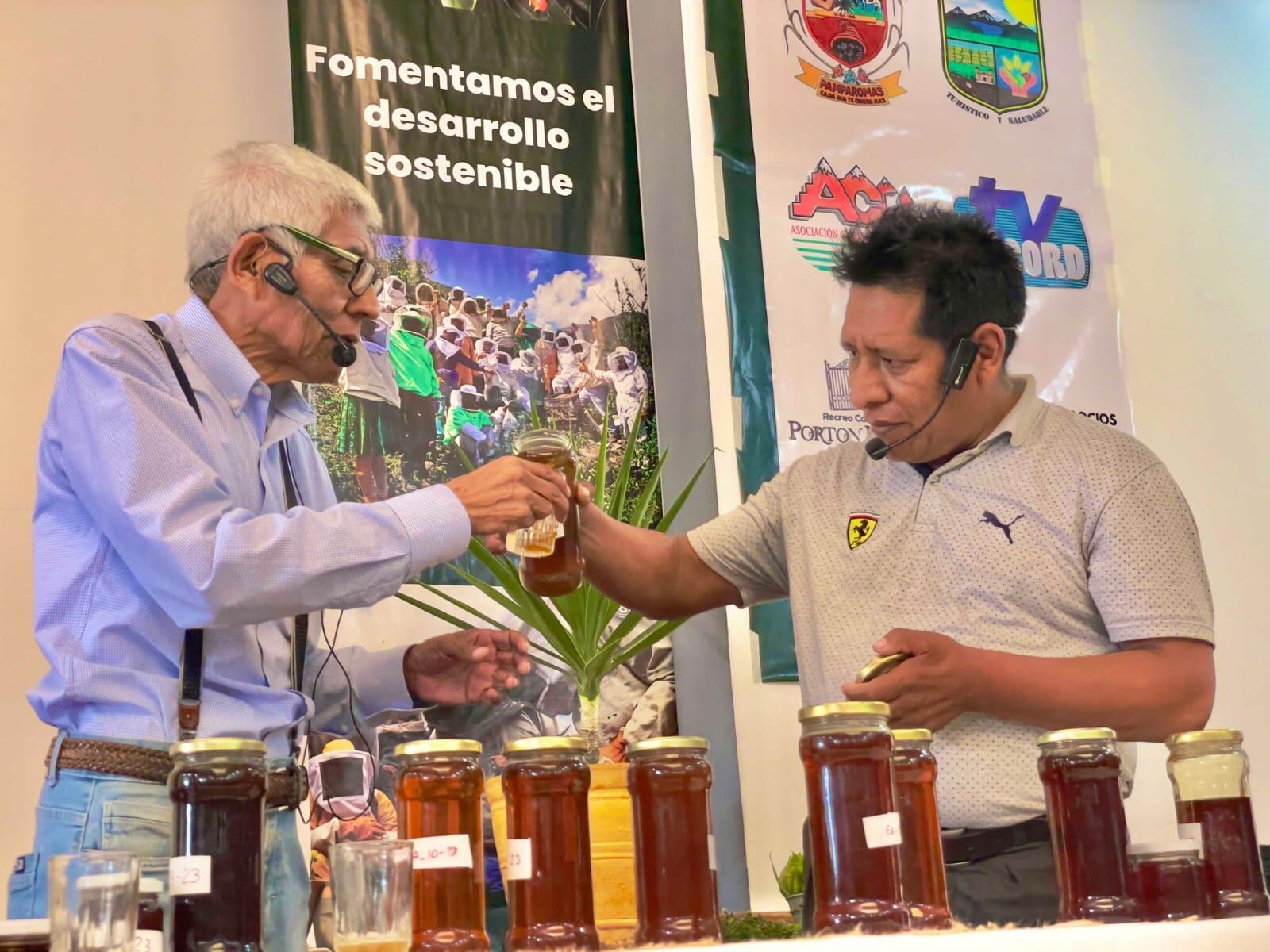 Se realizó una cata y participaron autoridades junto a asociaciones de apicultores y pequeños productores.