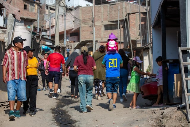 Electores suben empinadas pendientes para votar en colegio de Pamplona Alta (Fotos: Fernando Sangama / @photo.gec)