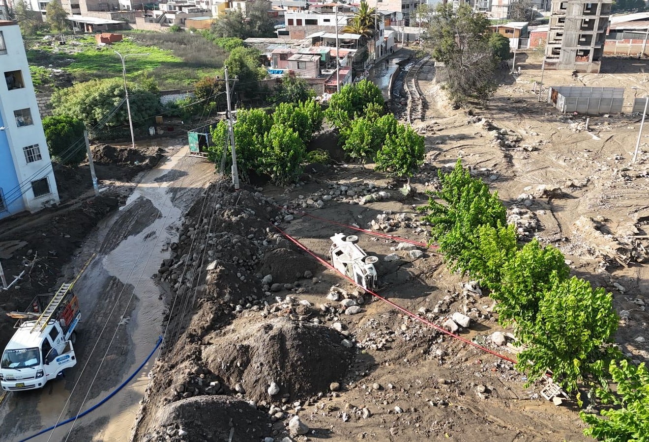 Vehículo quedó volcado, luego de ser arrastrado por el agua Viviendas que días antes ya habían sido limpiadas, volvieron a inundarse (Foto: Iletrados Noticias)