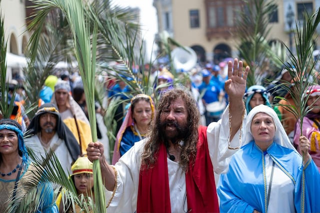Domingo de Ramos: fieles y el Cristo Cholo recorren la Catedral y Plaza de Armas de Lima. (Fotos: Paloma del Solar/GEC)