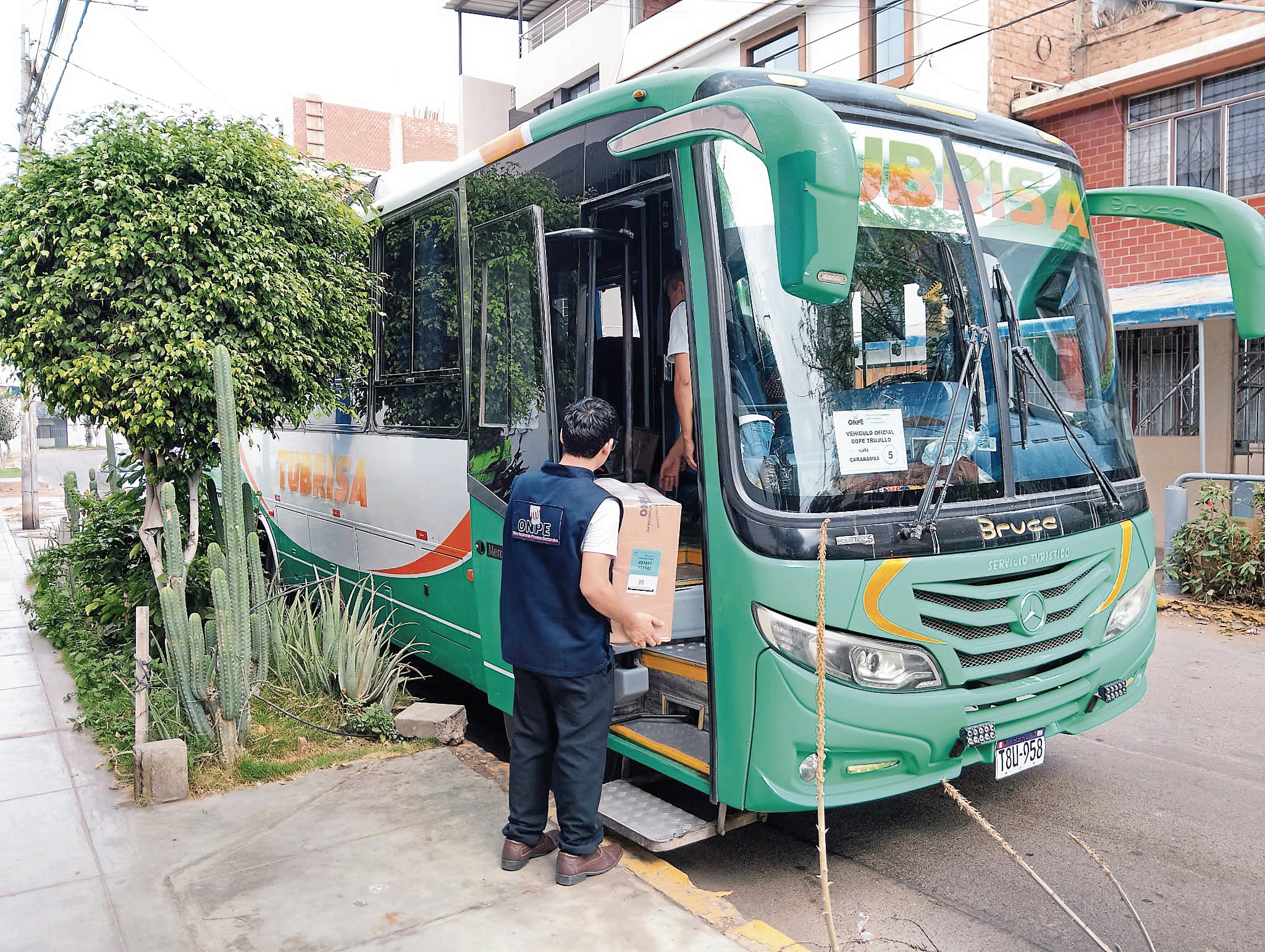 Bajo estrictas medidas de seguridad los documentos y paquetes de útiles fueron desplegados ayer a Julcán, una de las provincias más alejadas de su jurisdicción.