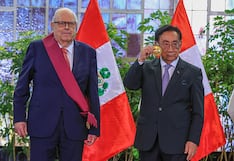 José María Balcázar condecora a Julio Velarde con la Orden El Sol del Perú