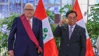 José María Balcázar condecora a Julio Velarde con la Orden El Sol del Perú