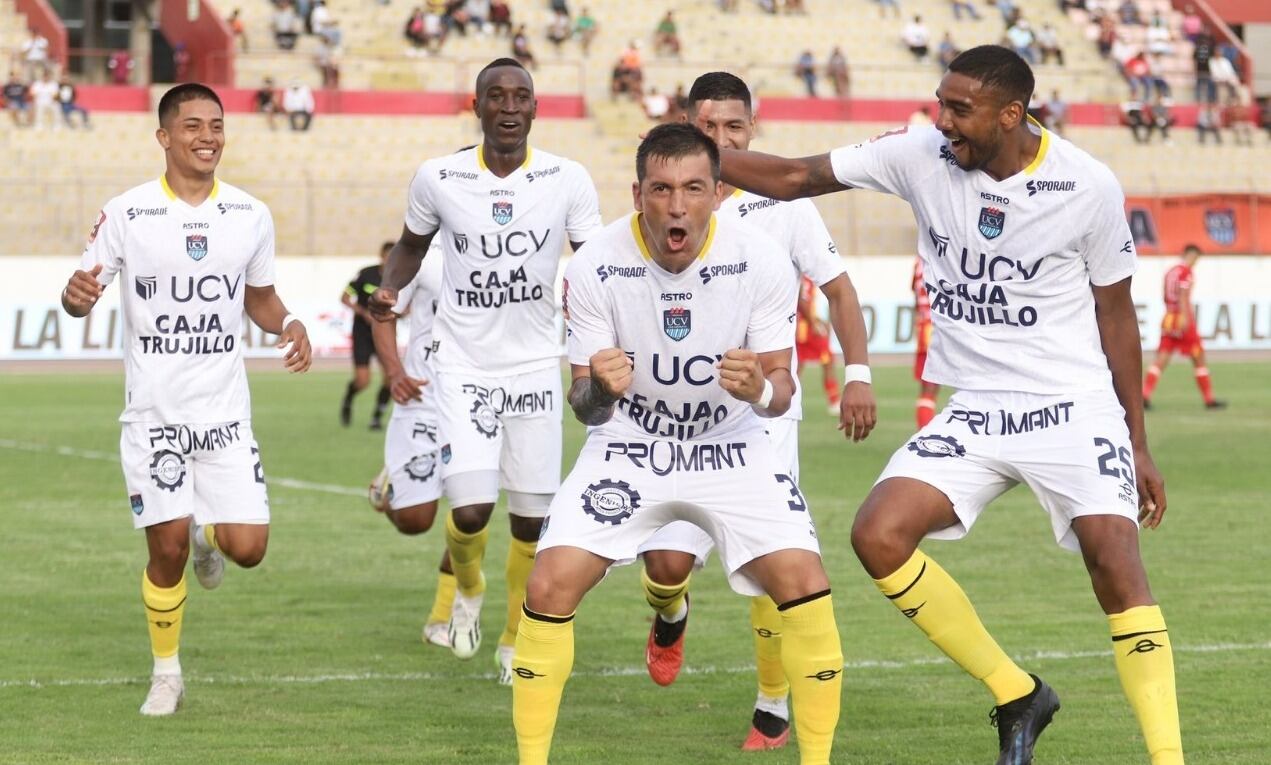 La directiva “poeta” quiere cerrar las renovaciones de Renzo Garcés y Jairo Vélez. Además, esperan a cuatro fichajes. (Foto: César Vallejo)