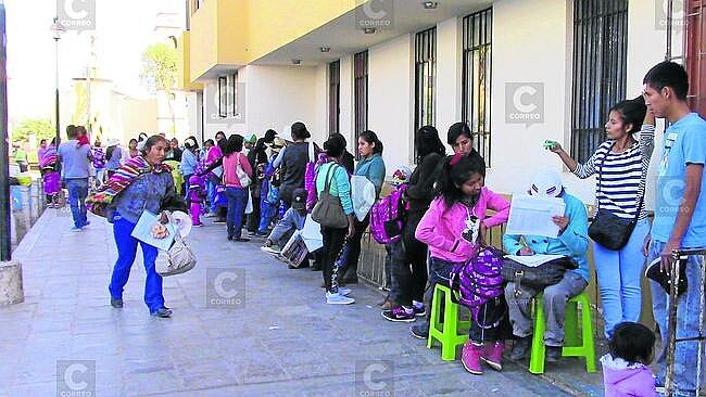 Pacientes madrugan para que los atiendan en centro de salud en Majes (Foto: GEC)