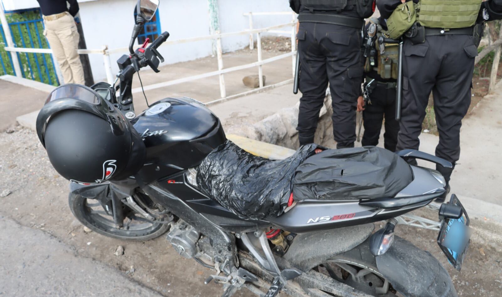 Caen “Los Intrépidos de AQP” con arma de fuego y moto robada en Cayma. Foto: PNP.