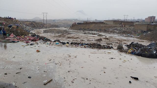 Las aguas continúan con su recorrido por el distrito de El Porvenir.