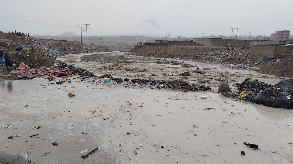 Las aguas continúan con su recorrido por el distrito de El Porvenir.