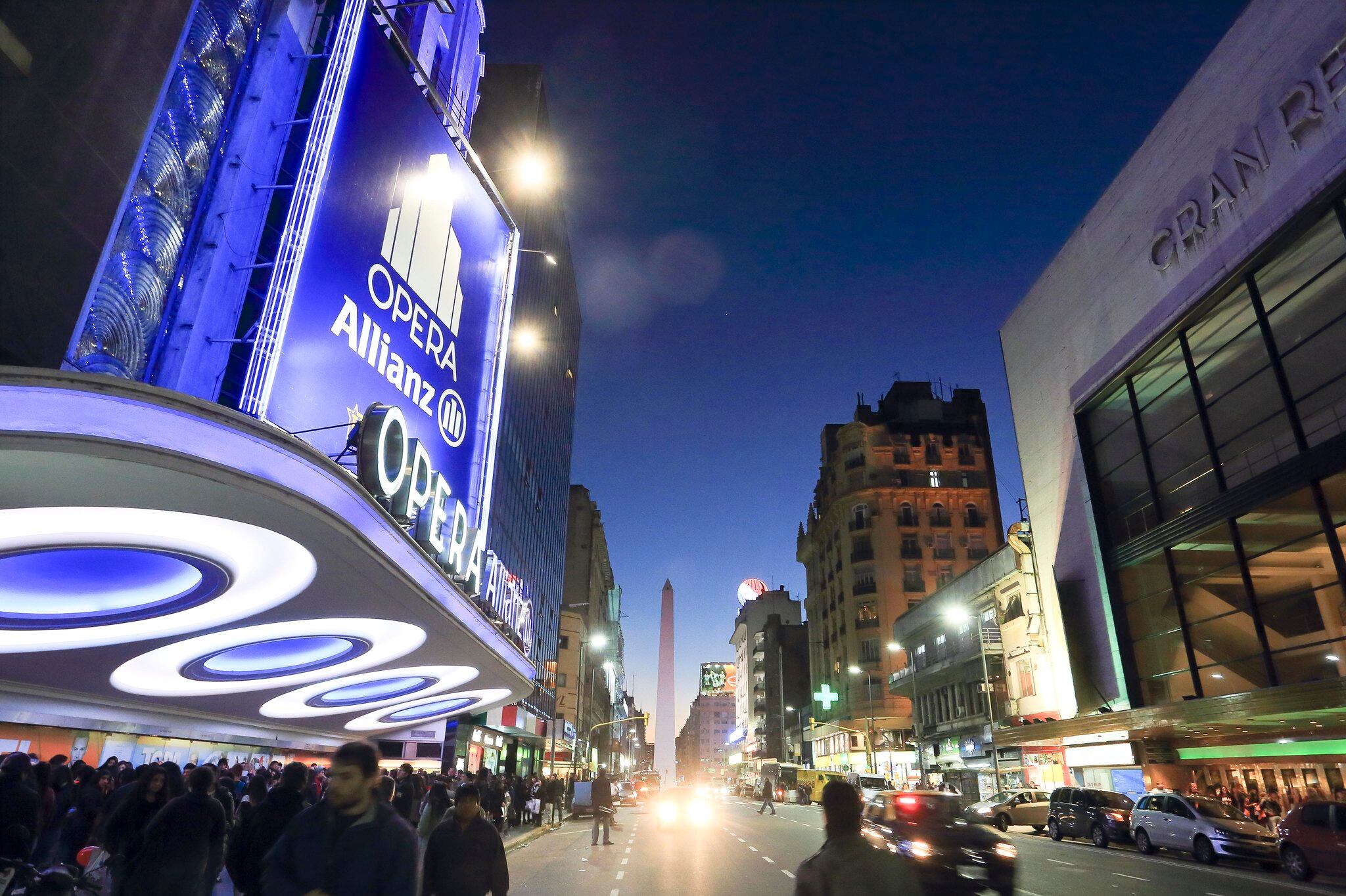Teatros en calle corrientes, Buenos Aires.