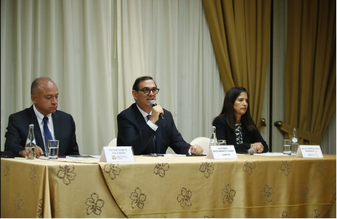 Representantes de los gremios empresariales más importante del país dieron una conferencia de prensa para rechazar la decisión del Gobierno. (Foto: Jorge Cerdán/GEC)