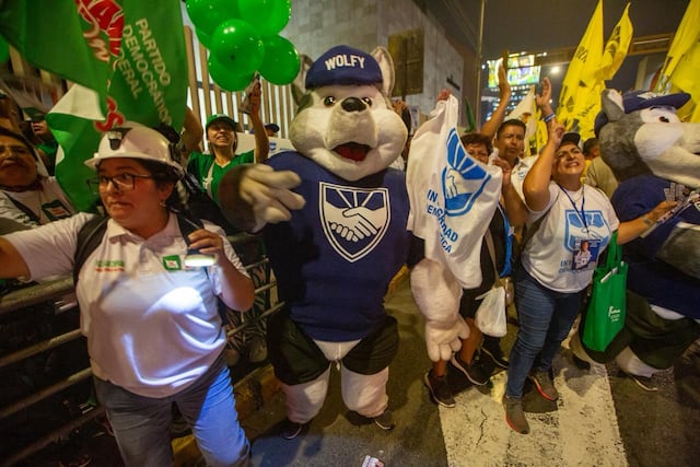 Debate electoral JNE: simpatizantes se concentran fuera del Centro de Convenciones en el último día