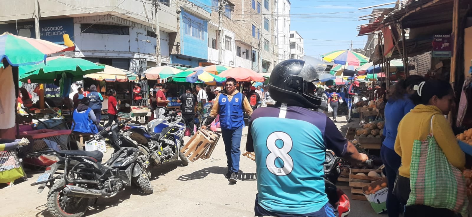 Inmediaciones del mercado Moshoqueque son un desorden. Foto: Correo.