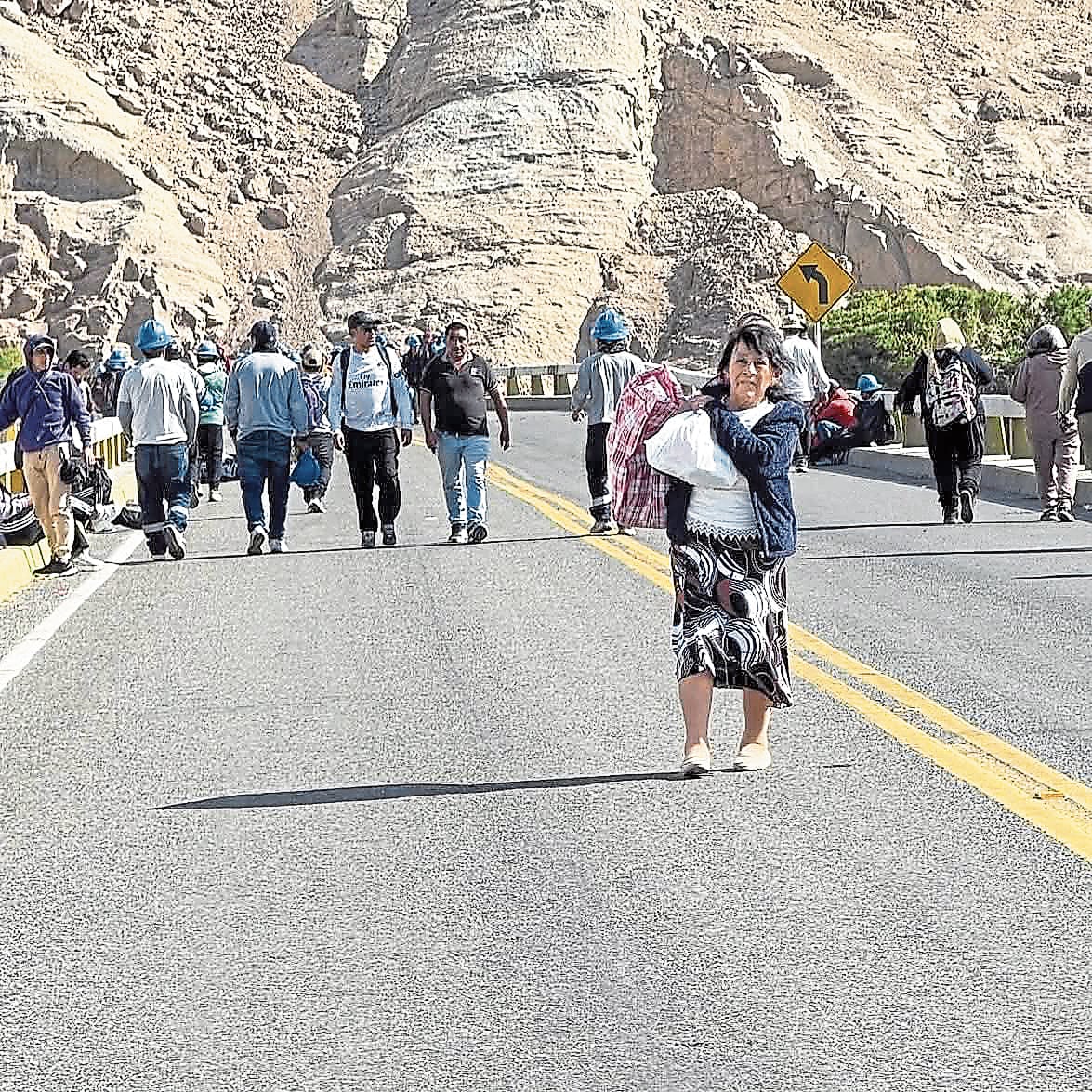 Caminan hasta más de 3 kilómetros para abordar un vehículo, debido a bloqueos de mineros artesanales en Arequipa. Foto: Difusión.