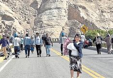 Viajeros afectados por los bloqueos de mineros artesanales en Arequipa