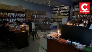 Pangoa: empleados de municipalidad se alumbran con velas para trabajar