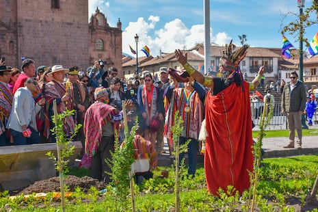 Las Fiestas del Cusco inician con una ofrenda a la Pachamama en la plaza mayor