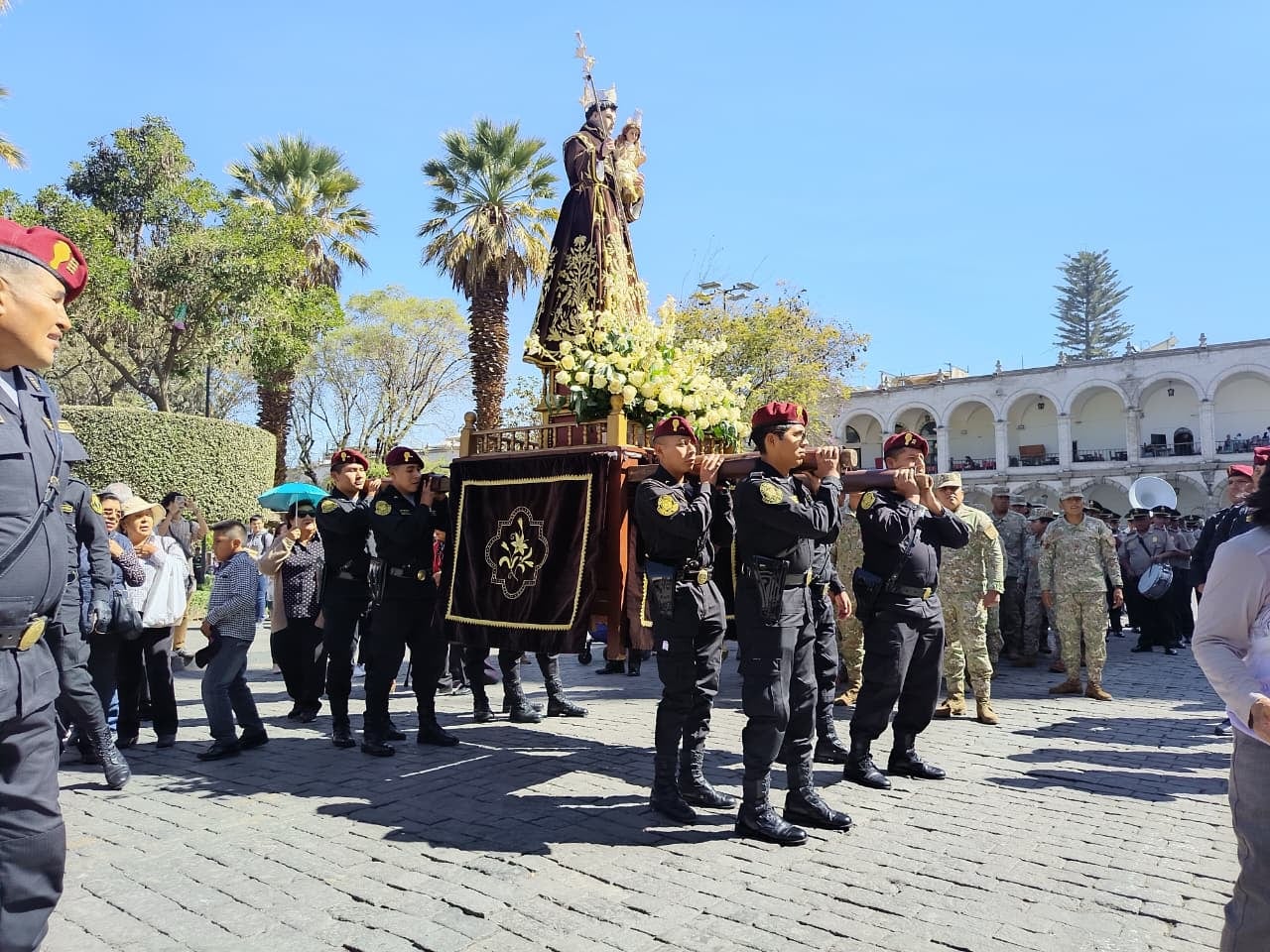 Procesión en el día de San Antonio de Padua en Arequipa. (Foto: Flor Barrios/@photo.gec)