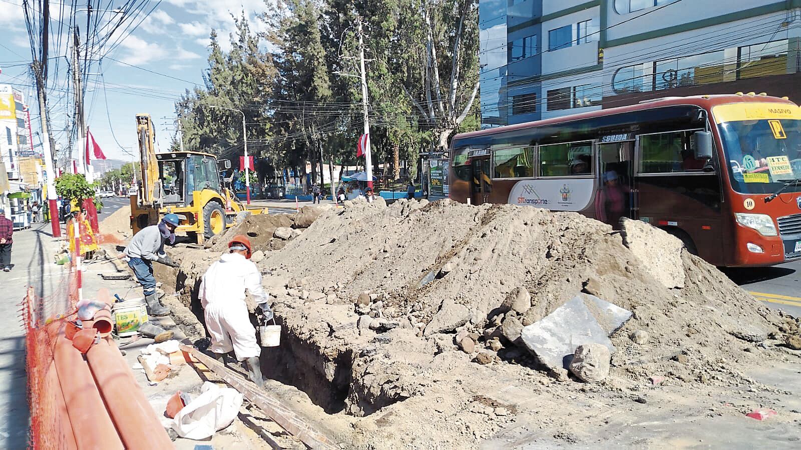 Trabajos para cambio de tuberías se realizan frente al punto de inicio en la avenida Independencia, Arequipa. (Foto: Álvaro Figueroa/@photo.gec)