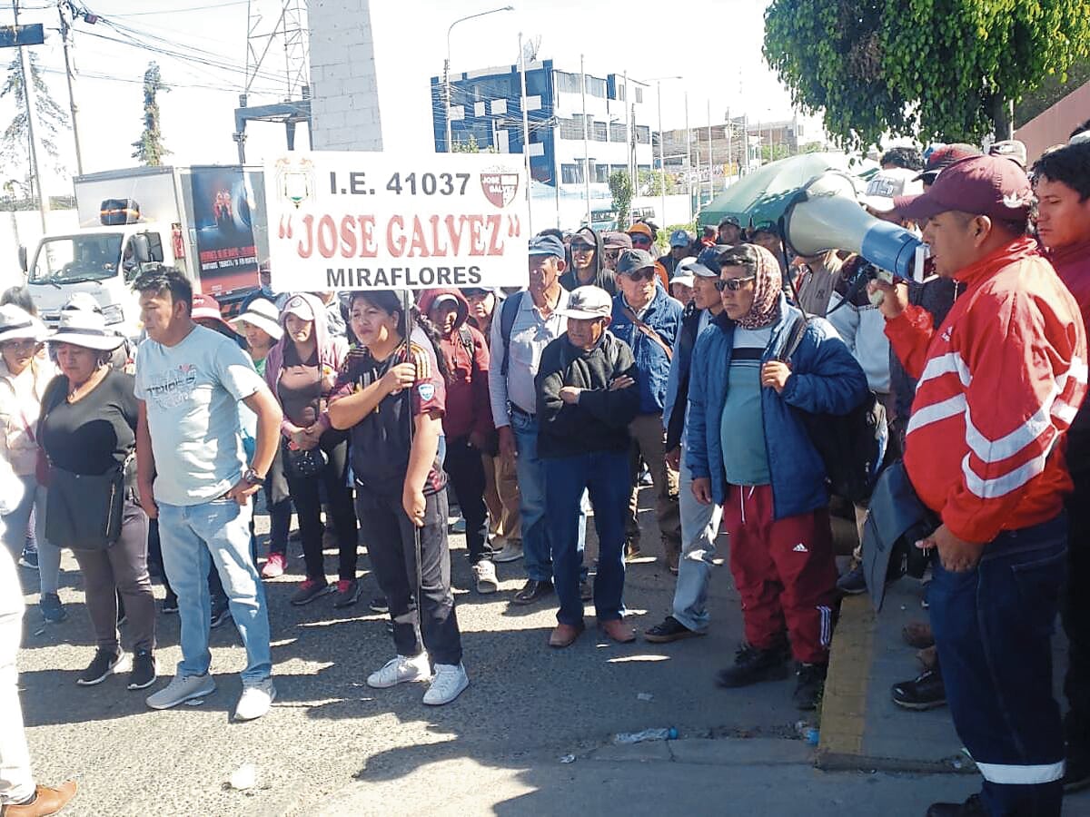 Padre de familia del colegio José Gálvez en protesta. Foto: GEC