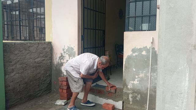 Lluvias en Piura: Vecinos de la avenida José Aguilar colocan muros en las puertas de sus casas
