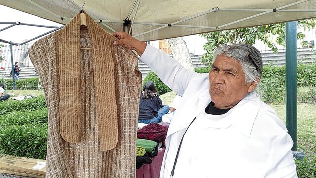 Artesanos en Arequipa ofertan prendas a base de fibra de alpaca para que la mamá siga de moda