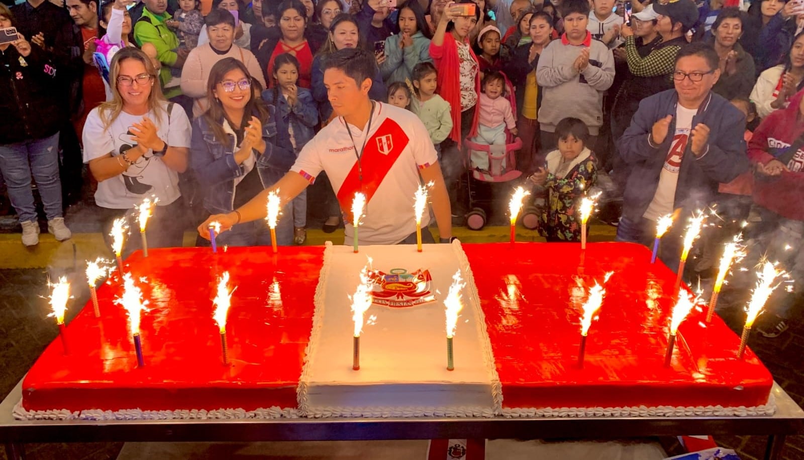 Cientos de pobladores se congregaron en la plaza mayor del distrito para rendir homenaje a la patria.