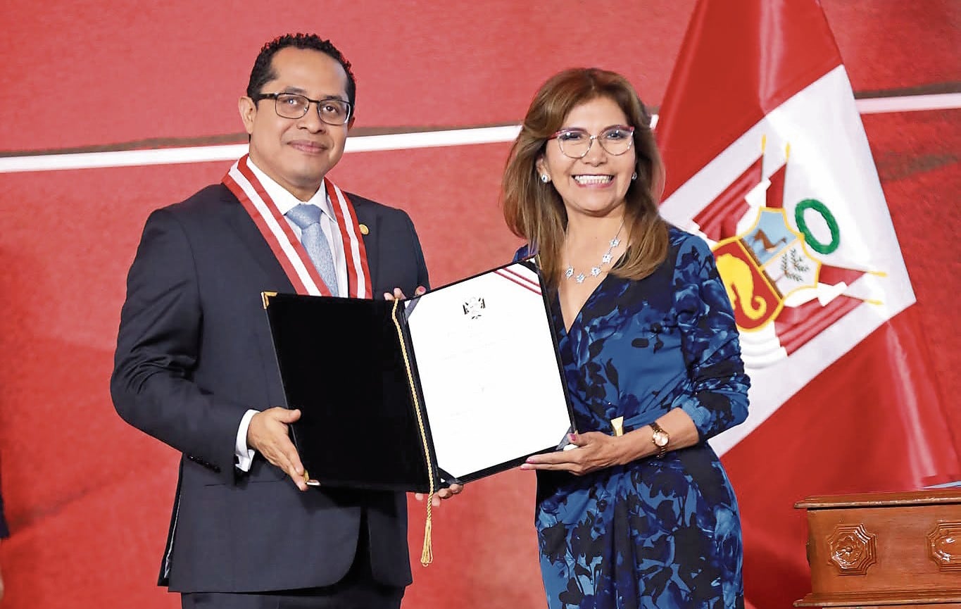 Nueva diputada por Arequipa, Marleny Arminta, recibió su credencial y asume representación. Foto: JNE.