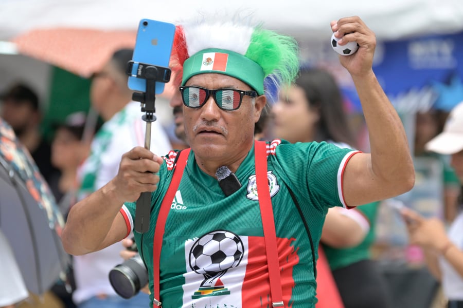 . MONTERREY (MÉXICO), 11/06/2026.- Un aficionado observa la transmisión del partido entre México y Sudáfrica del Mundial de la FIFA 2026 este jueves, en la explanada del ayuntamiento de Monterrey (México). EFE/ Miguel Sierra
