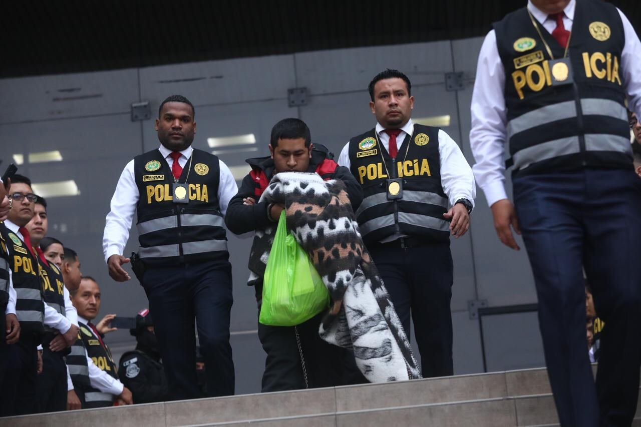Traslado de los tres secuestradores de la empresaria Jackeline Salazar a la sede de la fiscalía en la avenida Abancay. Foto: César Grados / GEC